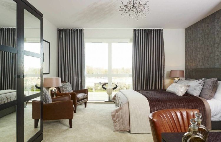 vorhang-design-schlafzimmer-dunkelgrau-leder-braun-sessel-spiegelschrank