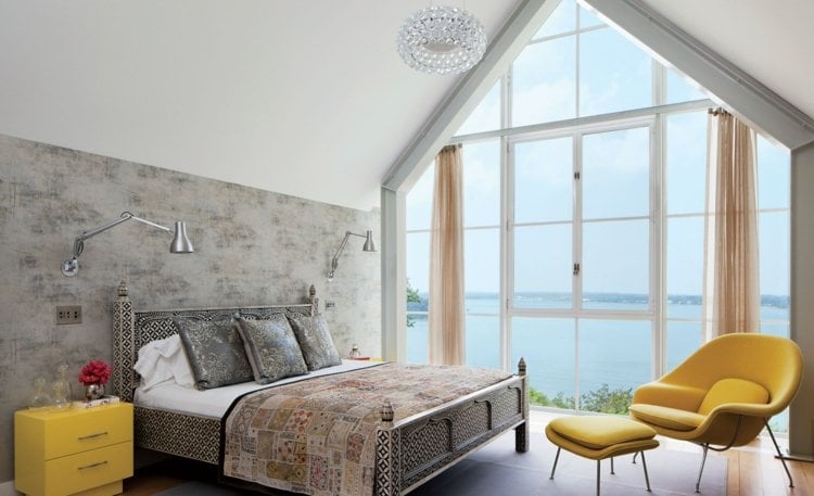 vorhang-design-schlafzimmer-grau-akzentwand-bett-marokkanisch-gelb-stuhl-nachtschrank