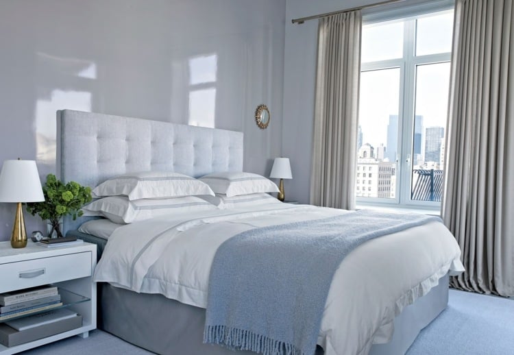 vorhang-design-schlafzimmer-hellgrau-gemuetlich-decke-nachtschrank-glasplatte