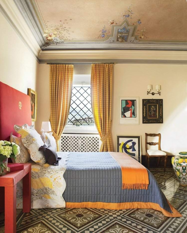 vorhang-design-schlafzimmer-kariert-gelb-bett-gross-fliesen-antik-deckengestaltung