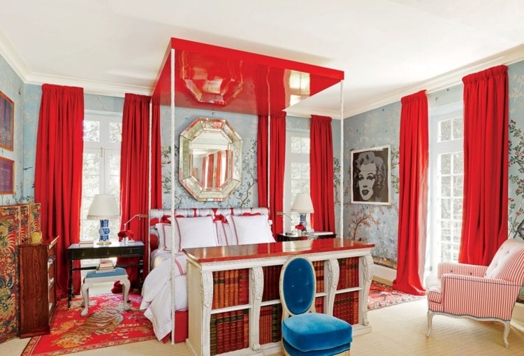 vorhang-design-schlafzimmer-rot-attraktiv-himmelbett-hellblau-tapete-buecherregal