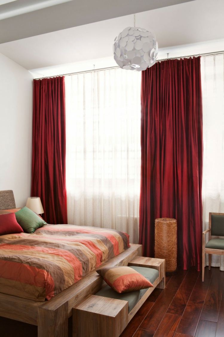 vorhang-design-schlafzimmer-rot-teak-holz-sitzbank-kugel-lampe