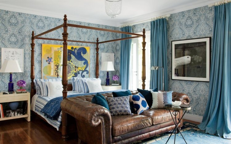 vorhang-design-schlafzimmer-rustikal-shabby-sofa-leder-blau-gardinenstange