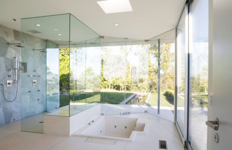 wand-beton-block-fensterfront-glaswand-badezimmer-idee-eingelassen-badewanne-stein-dusche