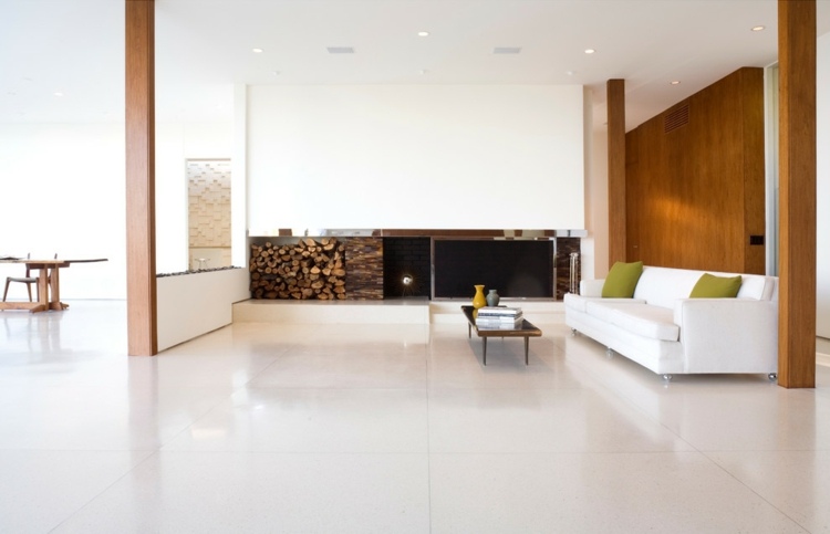 wand-beton-block-wohnzimmer-kamin-sofa-weiss-balken-feuerholz-deko
