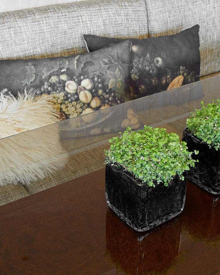 wandfarbe-cremeweis-modern-beige-moebel-dekoration-pflanze-couch-kissen