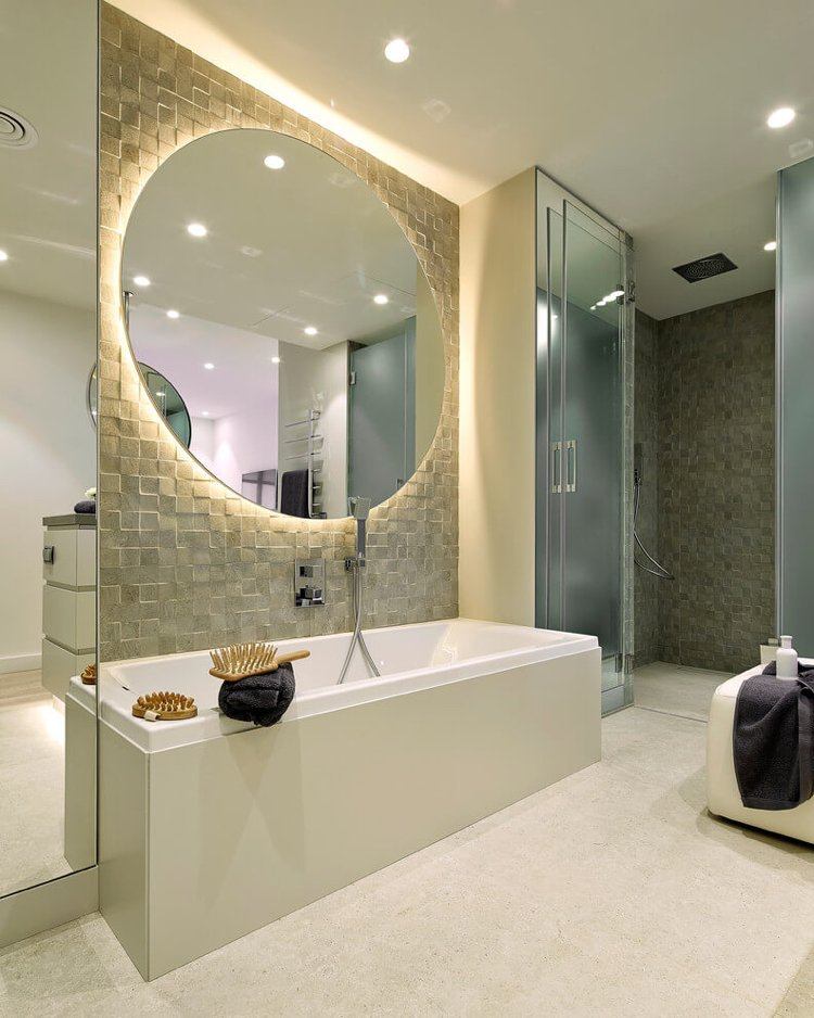 wandfarbe-cremeweis-modern-weiss-badezimmer-badewanne-wandgestaltung-relief-spiegel