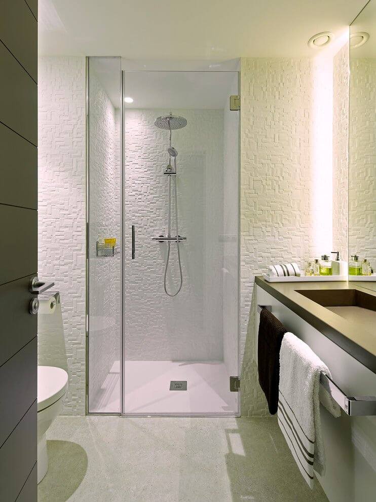 wandfarbe-cremeweis-modern-weiss-badezimmer-duschkabine-design-relief