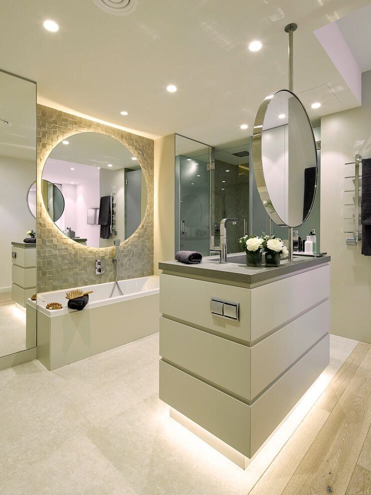 wandfarbe-cremeweis-modern-weiss-badezimmer-indirekte-beleuchtung-spiegel-rund