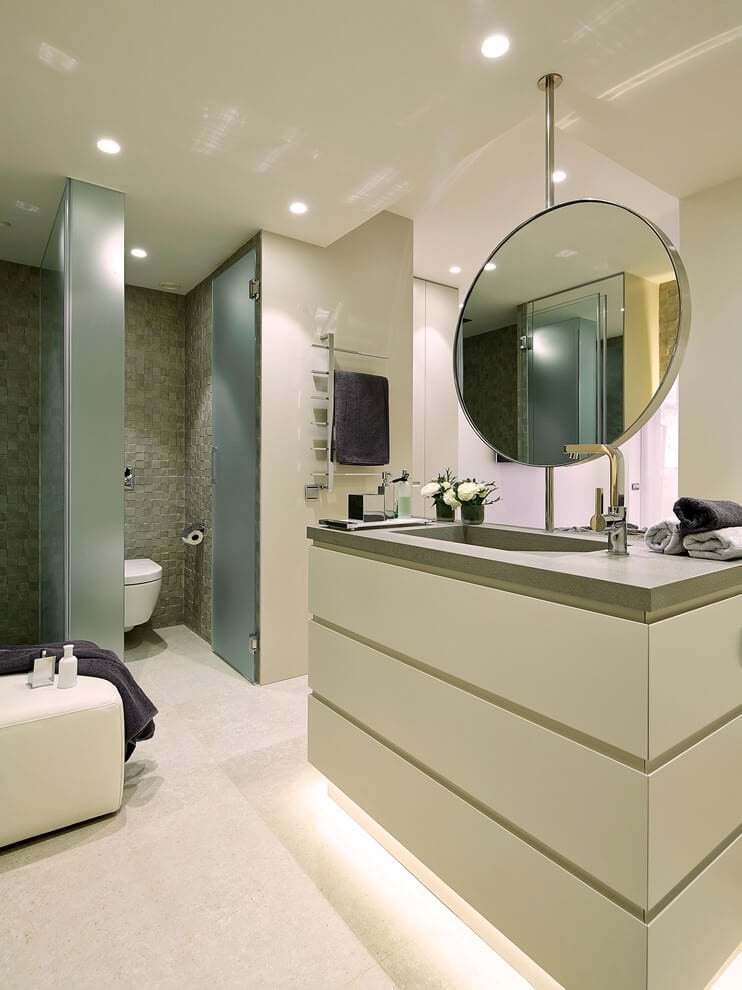wandfarbe-cremeweis-modern-weiss-badezimmer-indirekte-beleuchtung-waschbecken-spiegel