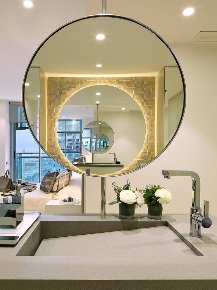 wandfarbe-cremeweis-modern-weiss-badezimmer-spiegel-rund-rund-kreis