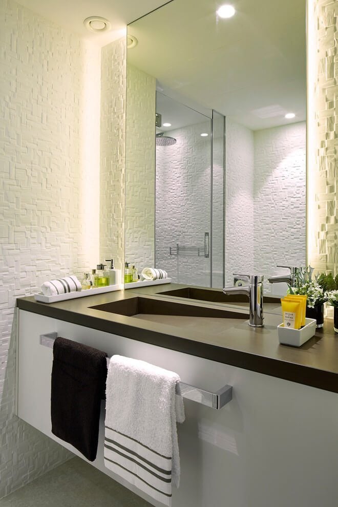 wandfarbe-cremeweis-modern-weiss-badezimmer-spiegel-waschbecken-design-braun