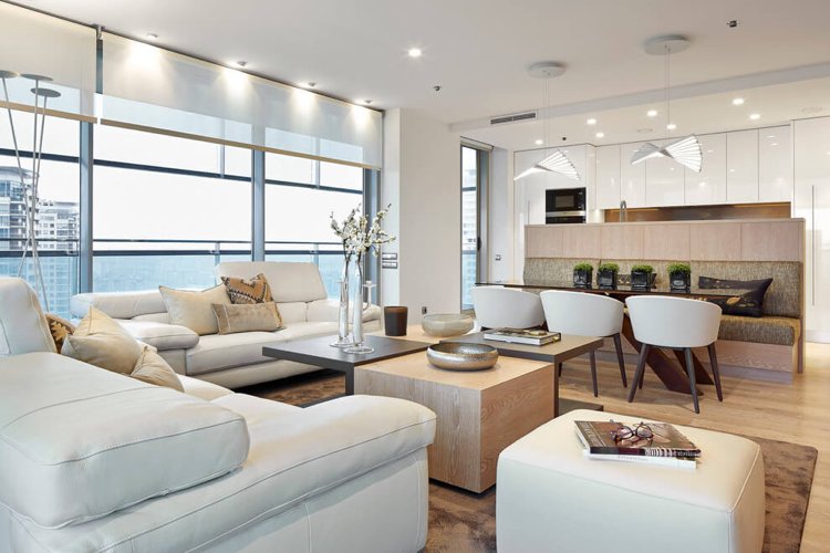 Wandfarbe Cremeweiß -modern-weiss-wohnkueche-couch-leder-wohnzimmer-panoramafenster