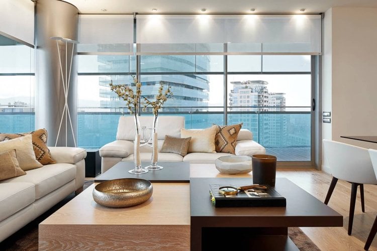 Wandfarbe Cremeweiß -modern-weiss-wohnzimmer-panoramafenster-hell-couch-leder