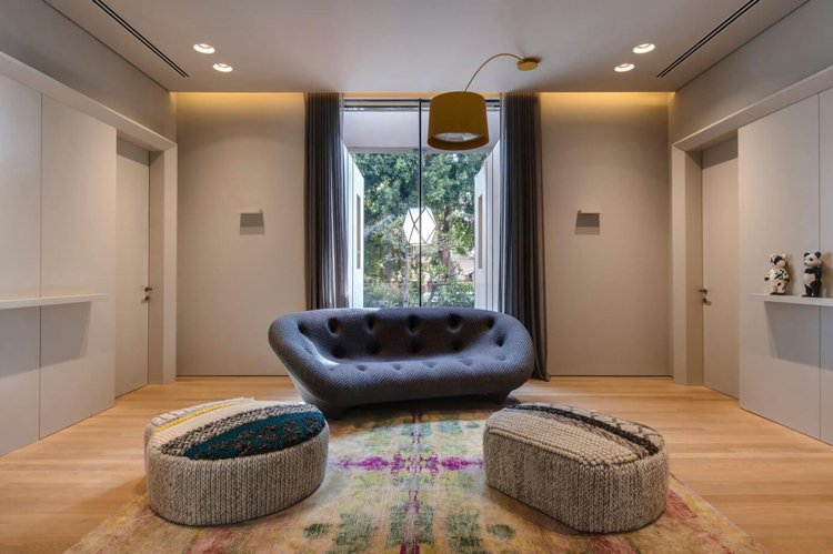 wandfarbe-hellgrau-kleines-zimmer-kinderzimmer-couch-modern-design