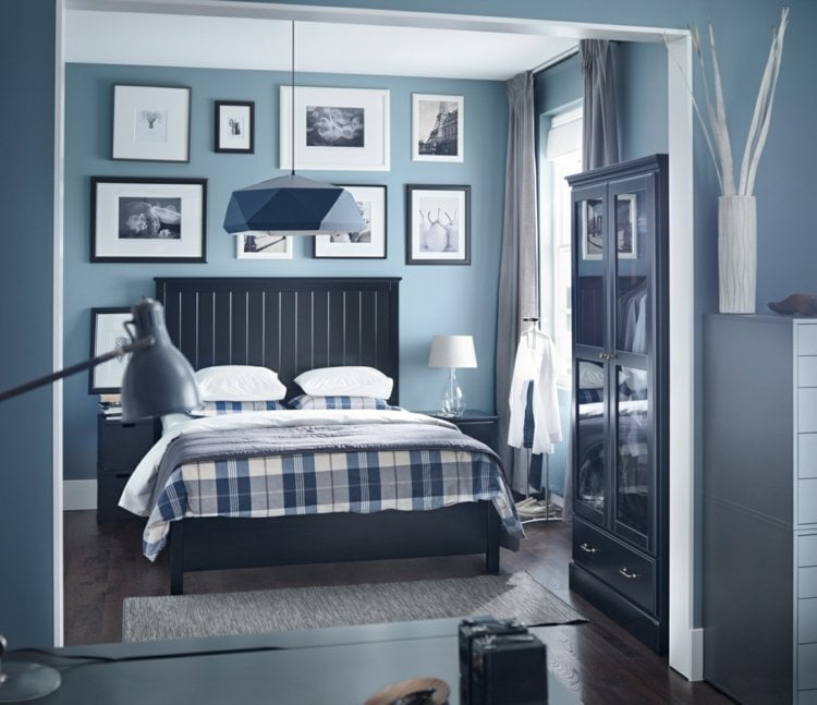 wandfarbe-taubenblau-schlafzimmer-dunkelblaues-bett-kleiderschrank-nachttisch-pendelleuchte-holzboden