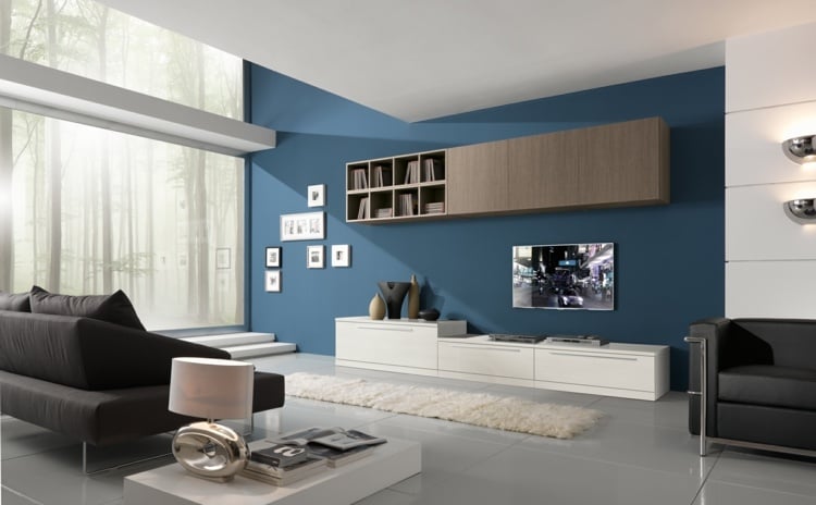 wandfarbe-taubenblau-wohnzimmer-weiss-sofatisch-bodenfliesen-schwarz-sofa-holz-oberschrank