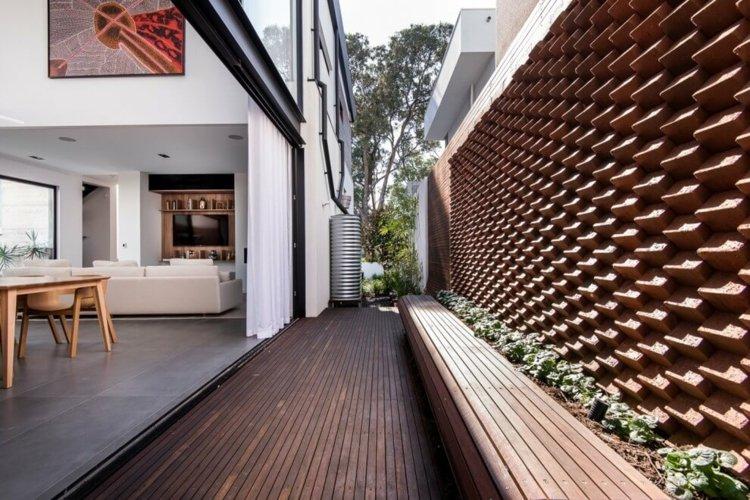 wandverkleidung-als-deko-akzent-outdoor-idee-3d-geometrisch-terrasse-holz