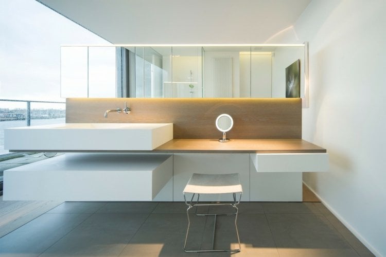 weisse-moebel-apartment-badezimmer-einrichtung-idee-minimalistisch-hocker-schminktisch