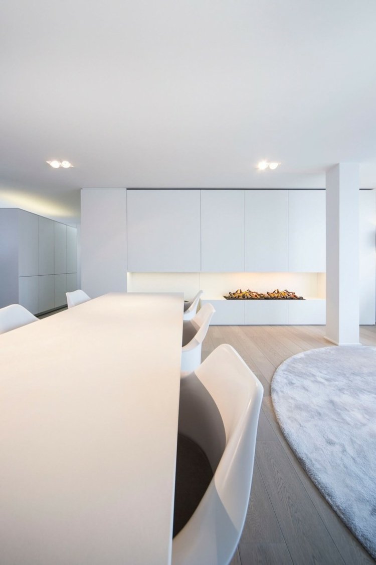 weisse-moebel-apartment-innendesign-essbereich-esstisch-stuehle-oval-teppich