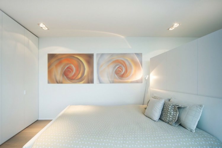 weisse-moebel-apartment-schlafzimmer-schlicht-wandbilder-pastelltoene