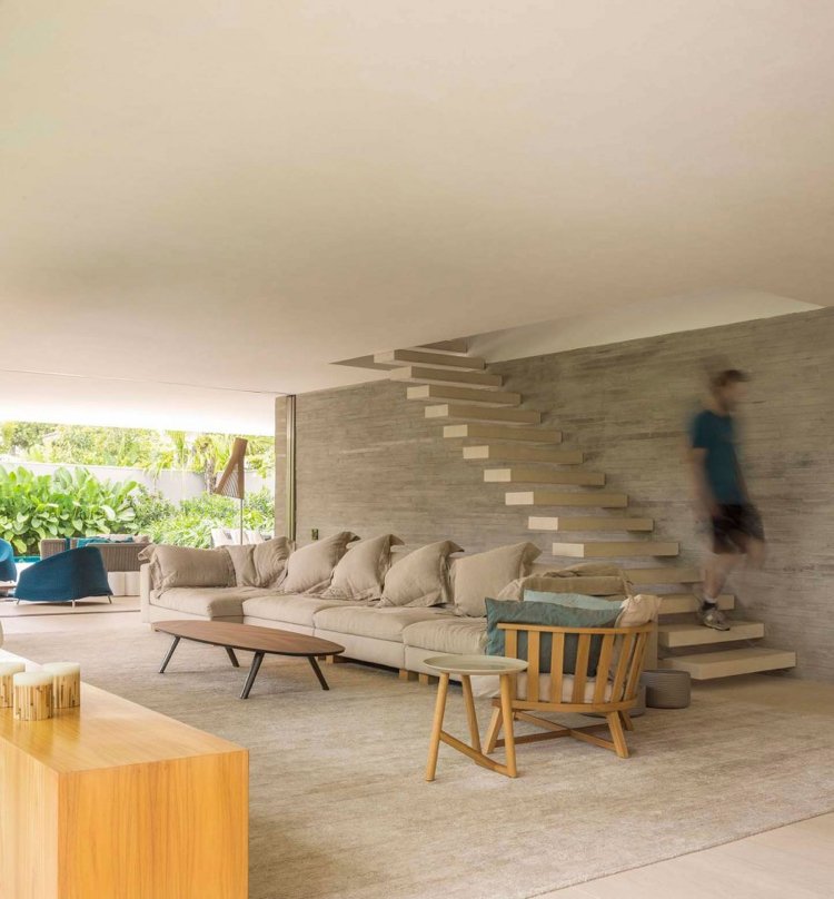 wohnzimmer-beige-treppe-beton-optik-hell-terrassentueren