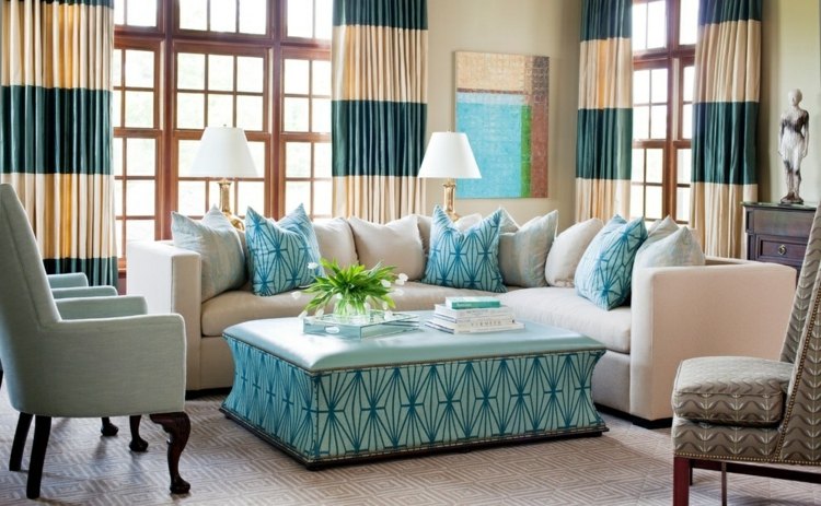 wohnzimmer-gardinen-gestreift-blau-weiß-sofa