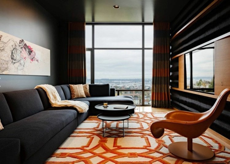 wohnzimmer-gardinen-vorhaenge-braun-orange-schwarz-sofa