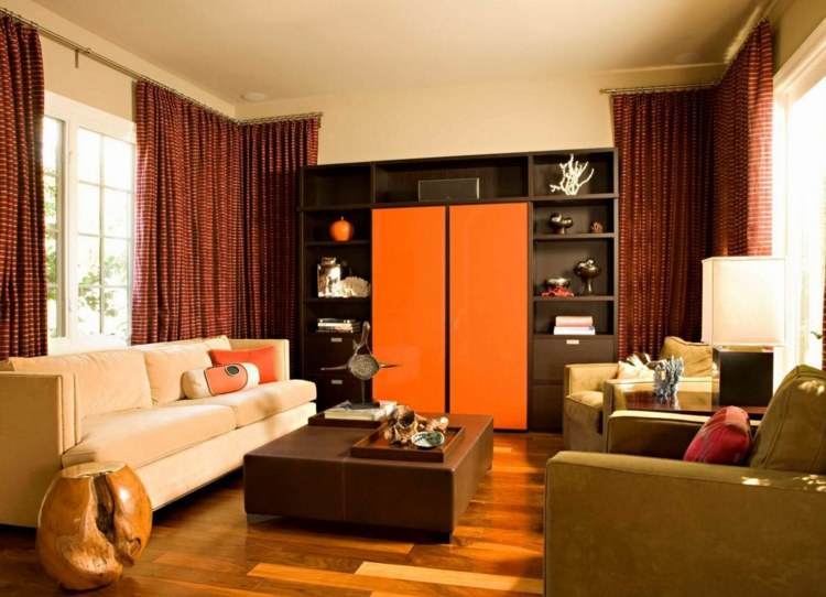 wohnzimmer-gardinen-vorhaenge-rot-beige-gestreift-weiss-sofa
