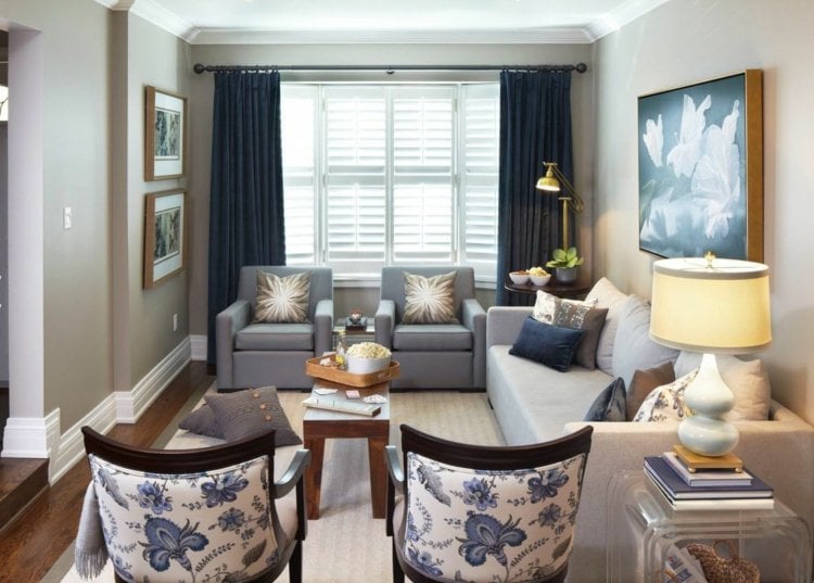 wohnzimmer-gardinen-vorhänge-dunkelblau-beige-sofa-holztisch