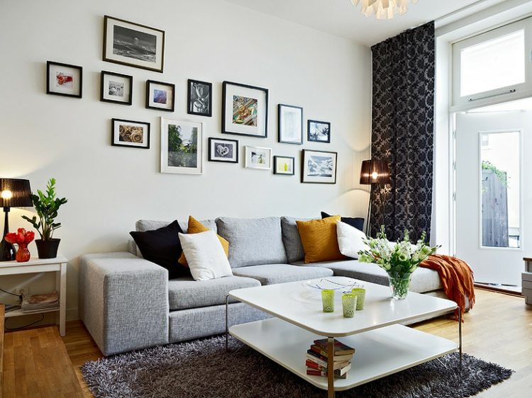 Wohnzimmer Gardinen vorhänge-schwarz-blumenmuster-grau-sofa