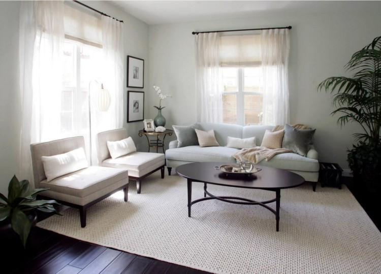 Wohnzimmer Gardinen weiss-beige-sessel-teppich-pastellblau-sofa