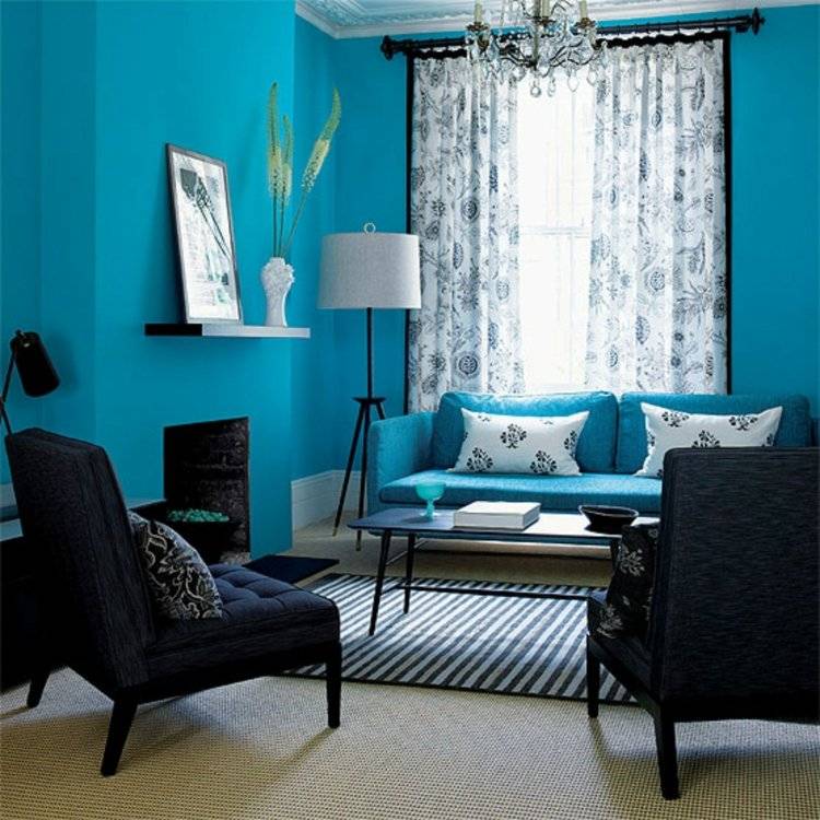 wohnzimmer-gardinen-weiß-vorhänge-blau-blumenmuster-wände