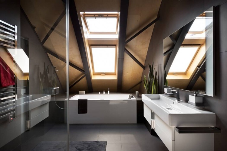 anthrazit-farbe-modern-dachgeschosswohnung-badezimmer-badewanne-dachfenster-dusche-glaswand