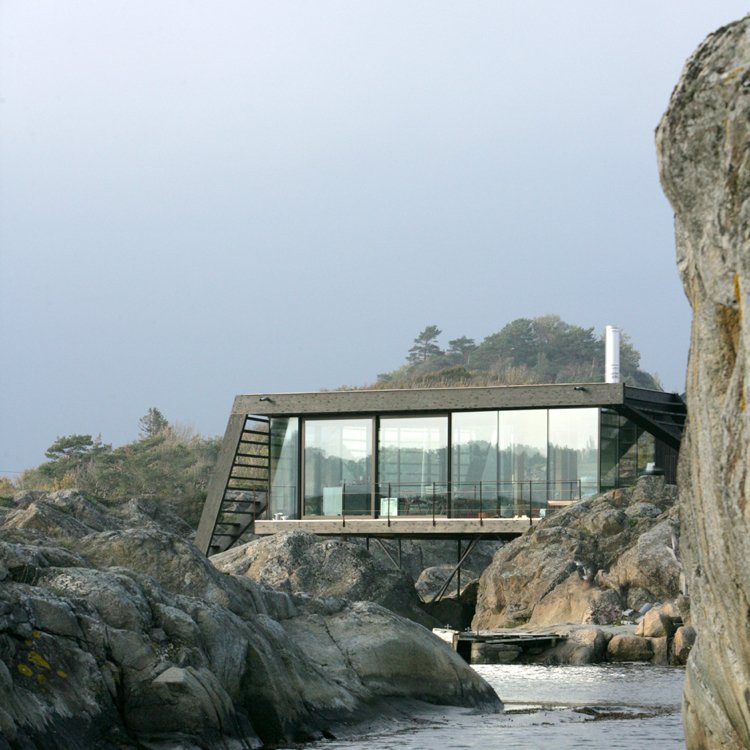 beton-bungalow-ferienhaus-meer-panoramafenster-gross-moderne-architektur-design