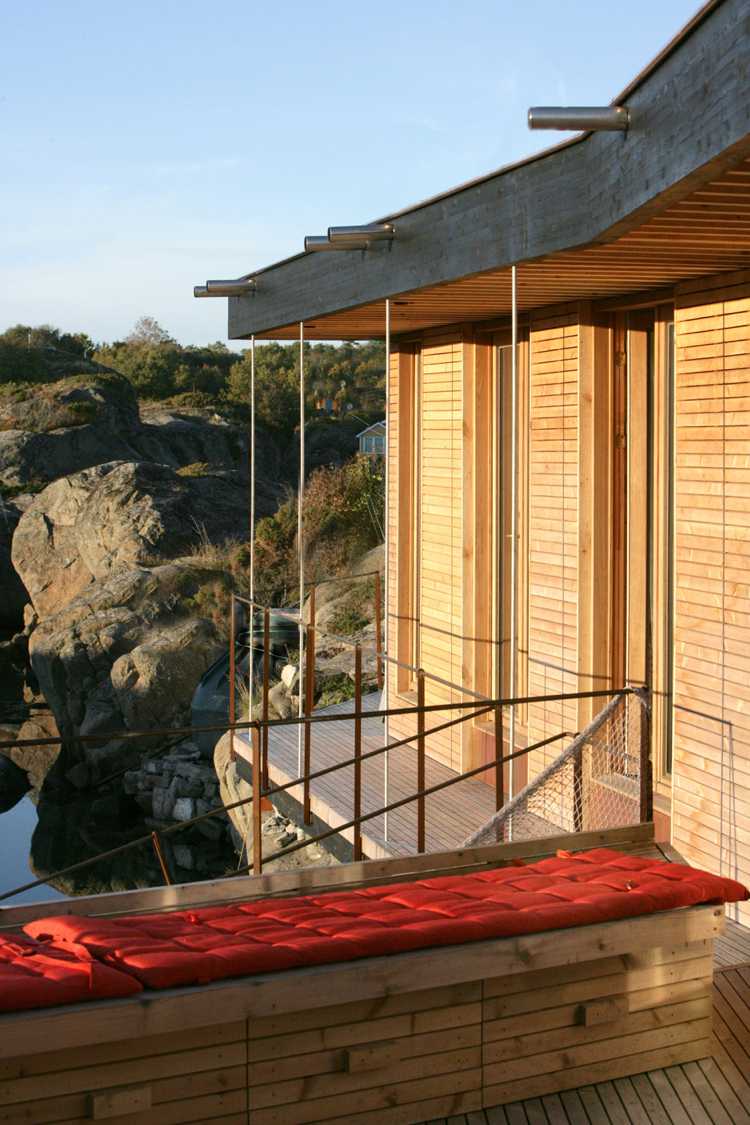 beton-bungalow-ferienhaus-meer-terrasse-holzverkleidung-aussen-design