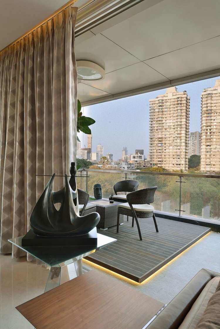 brauntöne-wohnung-balkon-beige-gardinen-patio-möbel-ausblick