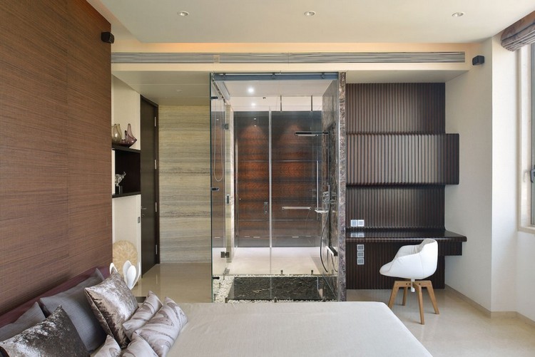 brauntöne-wohnung-kleines-schlafzimmer-bett-schreibtisch-badezimmer-glaswände
