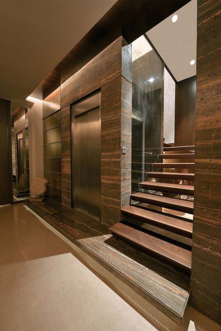 Brauntöne in der Wohnung maisonette-eingang-fahrstuhl-schwebende-treppe-steinsäulen