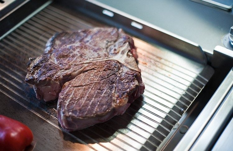 designer-multifunktionstisch-küche-grillrost-steak-zubereiten