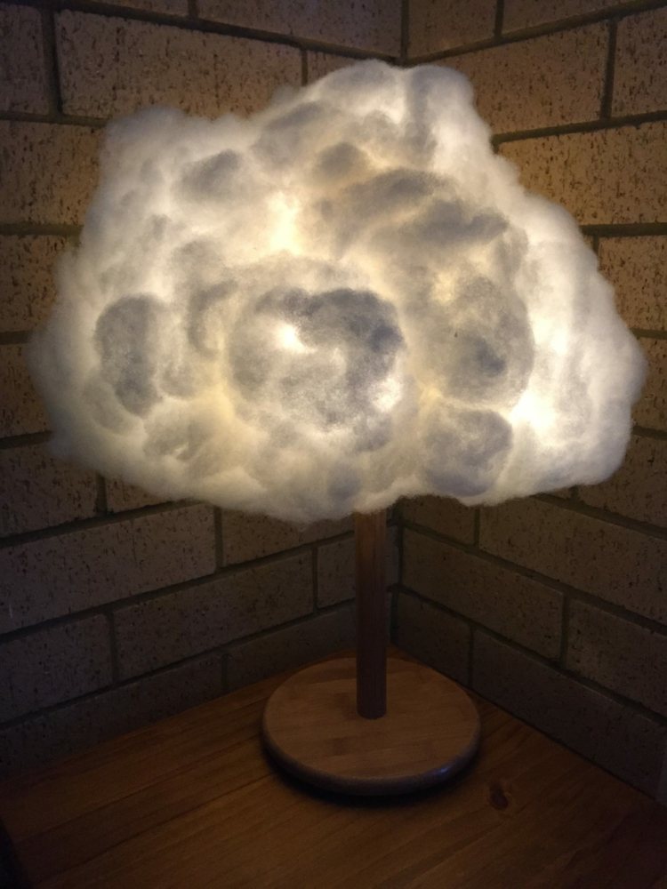 diy-wolken-lampe-nachttischlampe-watte-holz-staender