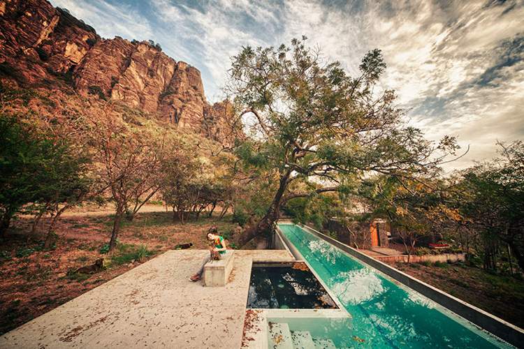 einfamilienhaus-mexiko-schmaler-swimming-pool-teich