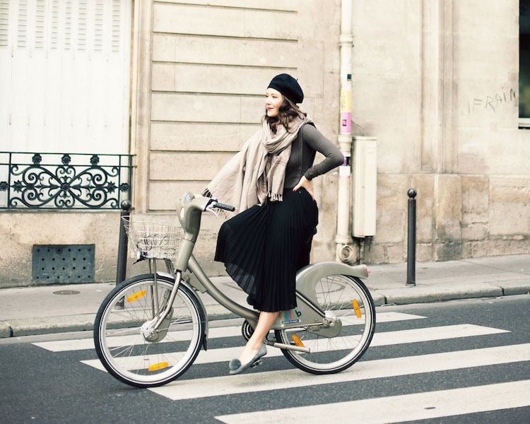 Fahrradmode für Frauen -outfits-beret-vintage-plisseerock-grau