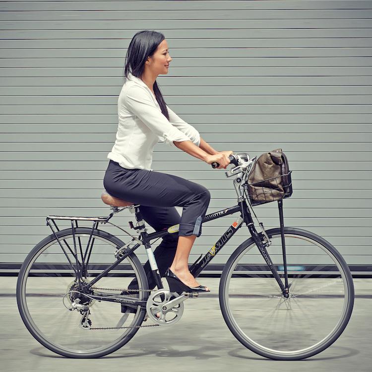 fahrradmode-frauen-outfits-elegant-büro-schwarz-weiss