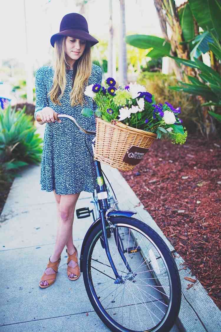 Fahrradmode für Frauen -outfits-fedora-kleid-luftig-weidenkorb