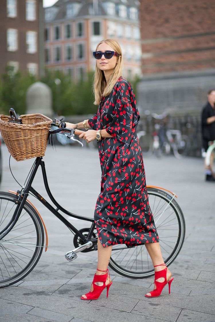 fahrradmode-frauen-outfits-kleid-muster-krischen-sandalen-rot