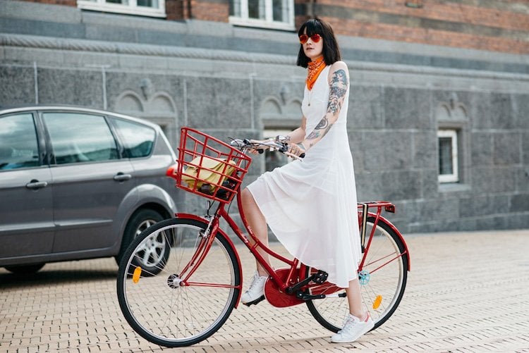 fahrradmode-frauen-outfits-rot-weiss-langes-kleid-sneakers
