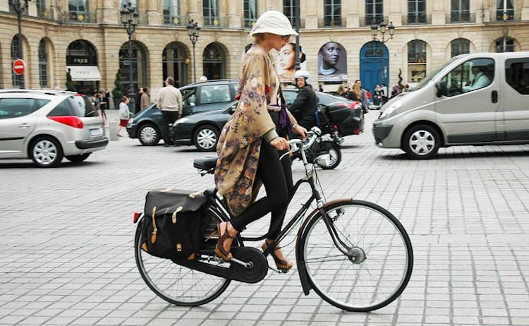 Fahrradmode für Frauen -outfits-weiss-hut-vintage-sandalen-absatz