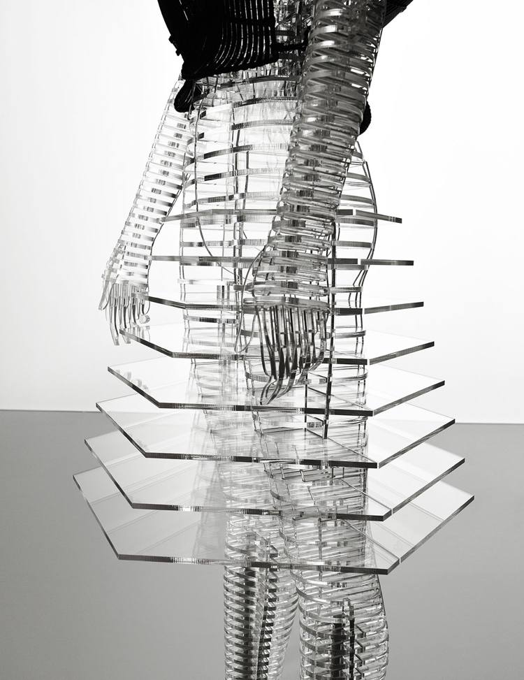 fashion-mode-moderne-kunst-ausstellung-bekleidung-transparent-struktur-rock