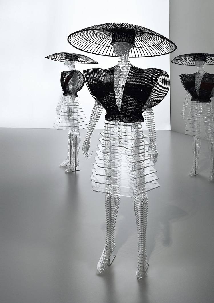 fashion-mode-moderne-kunst-ausstellung-designer-unkonventional-schaufensterpuppe